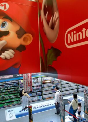 07.05.2014. Japan, Tokio: Das Logo des japanischen Videospieler-Spezialisten Nintendo ziert den Stand des Herstellers in einem Elektrogeschäft. (zu dpa: «Nintendo Switch 2 kommt am 5. Juni auf den Markt»)