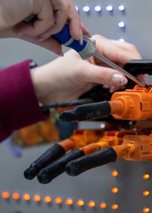 Eine angehenden KfZ-Mechatronikerin überprüft im Volkswagen Bildungsinstitut in Zwickau Stecker für ein Ladegerät. (zu dpa: «Studie: Frauen füllen Lücken im Handwerk»)