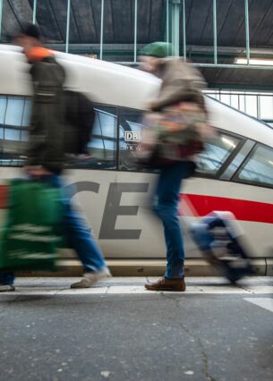 Fahrgäste laufen an einem Bahnsteig des Stuttgarter Hauptbahnhofs an einem ICE vorbei. (zu dpa: «Mehr als zwei Millionen Bahn-Fahrgäste über Ostern»)