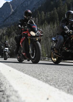 Teilnehmer fahren bei einer Motorrad-Demo auf dem Kesselberg. (zu dpa: «Im Süden gibt es die meisten Motorräder»)
