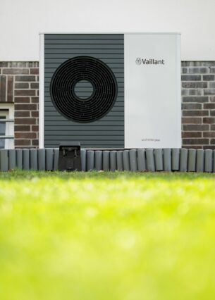 Eine Wärmepumpe an einem Haus. (zu dpa: «Absatz von Wärmepumpen nimmt an Fahrt auf»)