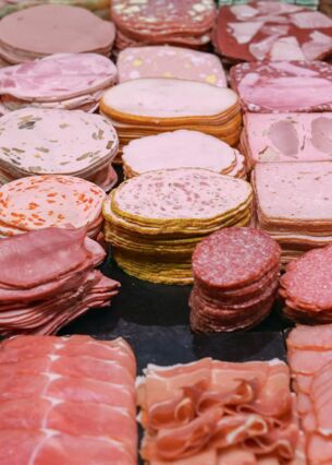 Wurst und Schinken liegen in der Kühltheke einer Fleischerei. (zu dpa: «Mehr Auszubildende im Fleischerhandwerk»)