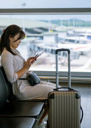 Frau wartet am FLughafen