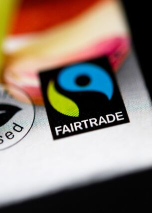 Das Fairtrade-Siegel ist auf einer Lebensmittelverpackung. Die Nachfrage nach fair gehandelten Produkten in Supermärkten oder Restaurants nimmt weiter zu. (zu dpa: «Bundesbürger kaufen deutlich mehr Fairtrade-Produkte»)