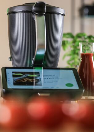 Der neue Thermomix TM7 steht auf einem Tisch. Der Hersteller von Haushaltsprodukten, Vorwerk bringt im Frühjahr einen neuen Thermomix auf den Markt. (zu dpa: «Direktvertrieb macht etwas mehr Geschäft»)