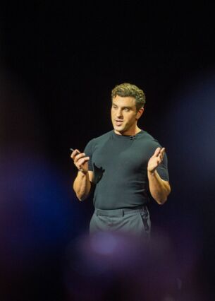 Airbnb-Chef Brian Chesky spricht bei einem Event der Unterkünfte-Plattform. Airbnb setzt stärker auf zusätzliche Dienstleistungen und Erlebnisausflüge. (zu dpa: «Museum und Massage: Airbnb will mit Dienstleistungen wachsen»)