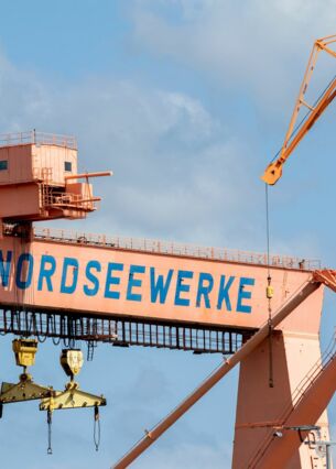 Der im Jahr 1966 errichtete Bockkran steht auf dem Gelände der Nordseewerke. (zu dpa: «Erste deutsche Werft erhält Genehmigung für Schiffsrecycling»)