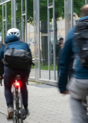 Mehrere Menschen fahren mit dem Fahrrad eine Straße entlang. (zu dpa: «Deutsche Unternehmen bei Mitarbeiterrädern ganz vorne»)