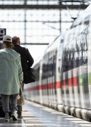 Reisende mit Gepäck laufen am Frankfurter Hauptbahnhof an einem Zug entlang. (zu dpa: «Bahn will Auslastung der Züge mit Rabattaktionen erhöhen»)