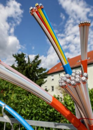 Elektrische Impulse ade: Durch die Glasfaserkabel laufen infrarote Lichtwellen. (zu dpa: «Regierung bringt Pläne für schnellen Netzausbau auf den Weg»)