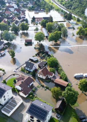 Teile von Reichertshofen sind vom Wasser überflutet. (Luftaufnahme mit einer Drohne) (zu dpa: «Große Mehrheit für Versicherungspflicht gegen Überflutungen»)