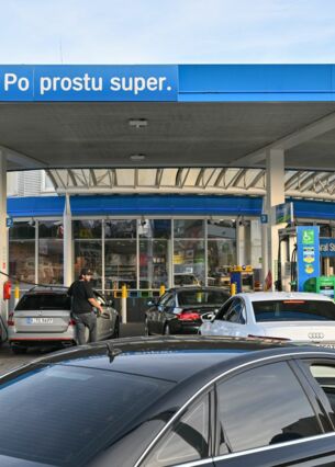 Eine Tankstelle von Aral im polnischen Slubice.. (zu dpa: «Vor den Pfingstferien: Wo es sich lohnt zu tanken»)