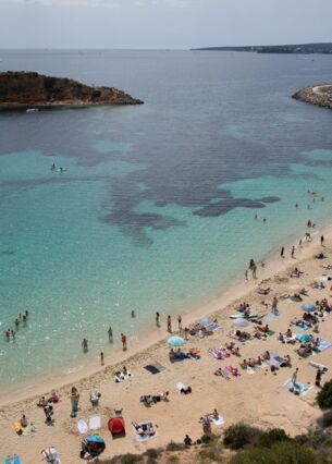 Menschen am Strand von Portals Nous. (zu dpa: «Urlaub im Süden und Osten Europas deutlich günstiger»)