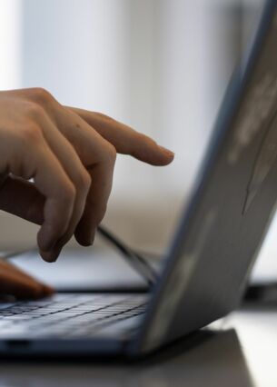 Zwei Frauen arbeiten in einem Coworking-Space. (zu dpa: «Mehr Gründer in Deutschland - und sie werden immer jünger»)