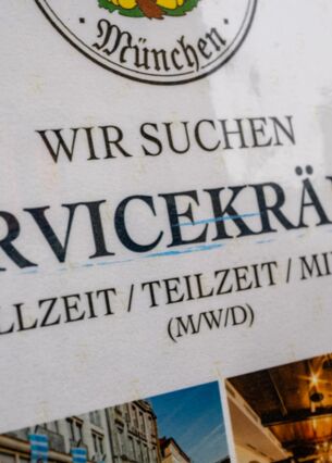Ein Schild mit der Aufschrift «Wir suchen Servicekräfte - Vollzeit/Teilzeit/Minijob» hängt am Eingang eines Gastronomiebetriebes. (zu dpa: «Teilzeitquote in Deutschland auf Rekordniveau»)