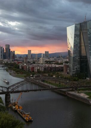 Die Europäische Zentralbank (EZB) in Frankfurt am Main. (zu dpa: «Bezahlt Bulgarien bald mit Euro und Cent?»)