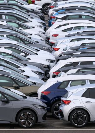 Neuwagen stehen zur Auslieferung auf einem Parkplatz auf dem Werksgelände von Volkswagen. Das Zwickauer Werk fertigt ausschließlich vollelektrische Fahrzeuge der VW Konzernmarken.