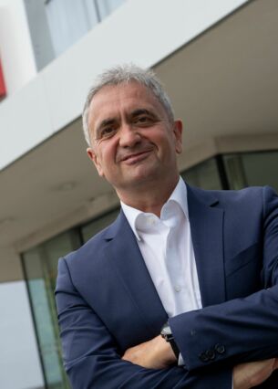 Der Vorstandsvorsitzende Uwe Lauber präsentiert vor der Unternehmenszentrale den Schriftzug „Everllence“. Der Motorenhersteller MAN Energy Solutions SE tritt künftig unter dem neuen Namen am Markt auf. (zu dpa: «Augsburger Unternehmen streicht bekannte Bezeichnung MAN»)