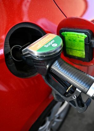 Ein Auto wird mit einer Zapfpistole an einer Tankstelle betankt. (zu dpa: «Spritpreise vor Pfingsten auf Sinkflug»)