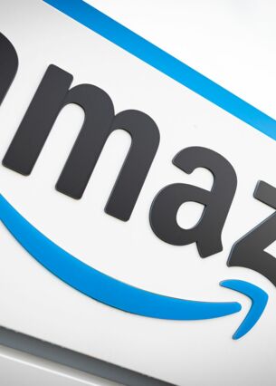Das Logo von Amazon ist am neuen Logistikzentrum des Onlineversandhändlers in Helmstedt zu sehen. (zu dpa: «Amazon startet Schnäppchenportal Haul auch in Deutschland»)