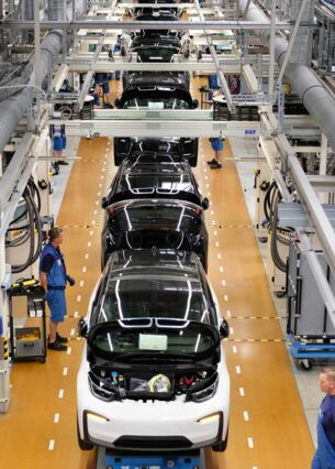 23.05.2018, Sachsen, Leipzig: BMW-Mitarbeiter arbeiten in der Produktion des Elektroautos i3 im BMW Group Werk Leipzig. (zu dpa: «Wieder mehr Aufträge für deutsche Industrie»)