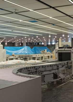 Geräte für die Sicherheitskontrolle von Gepäckstücken stehen im zukünftigen Erweiterungsbau des Terminal 1 des Münchner Flughafens. Unter anderem wurden bereits die Gate-Bereiche und die zentrale Sicherheitskontrolle installiert. Im Außenbereich werden aktuell die Fluggastbrücken montiert. Der neue Erweiterungsbau des Flughafens soll 2026 eröffnet werden. (zu dpa: «Flughafen München: Platz für sechs Millionen mehr Passagiere»)