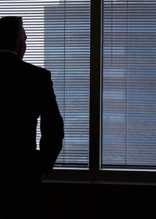 Blogbild: Ein Mann in einem Raum am Fenster