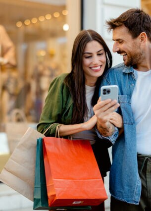 Ein Paar hält Einkaufstüten in den Händen