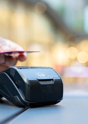 Person benutzt ihre Kreditkarte um zu bezahlen