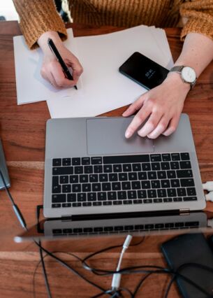 Frau arbeitet daheim an einem Laptop