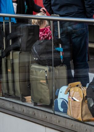 Reisende an einem Bahnsteig