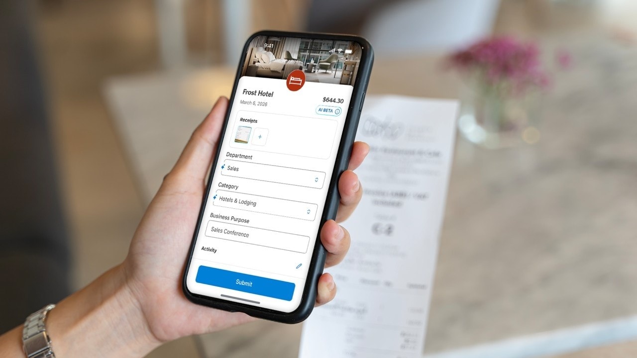 Funcionário usa o aplicativo de despesas com inteligência artificial da Amex para enviar uma foto do recibo de um hotel.