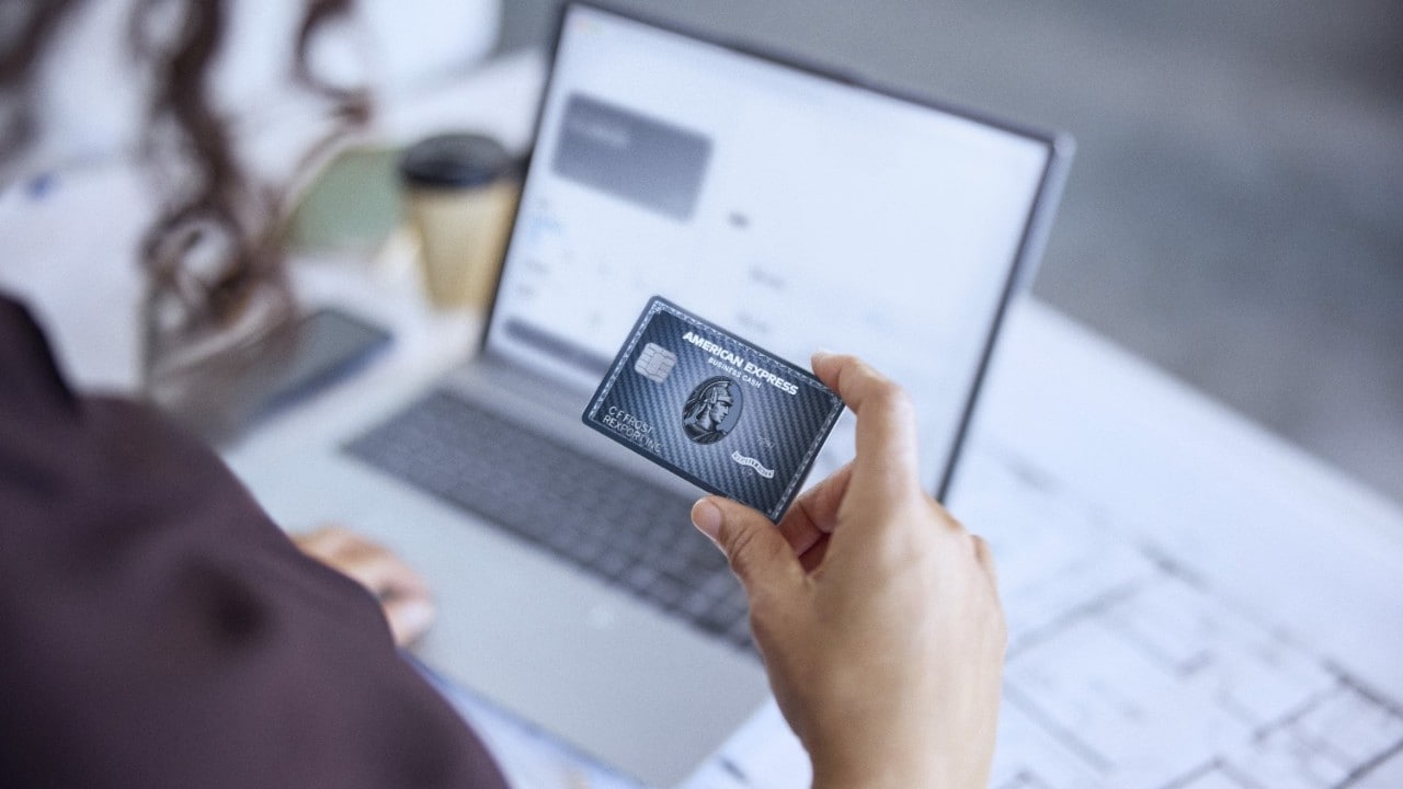 Empresário usa o novo cartão Graphite Business Cash Unlimited da Amex para fazer uma compra online.