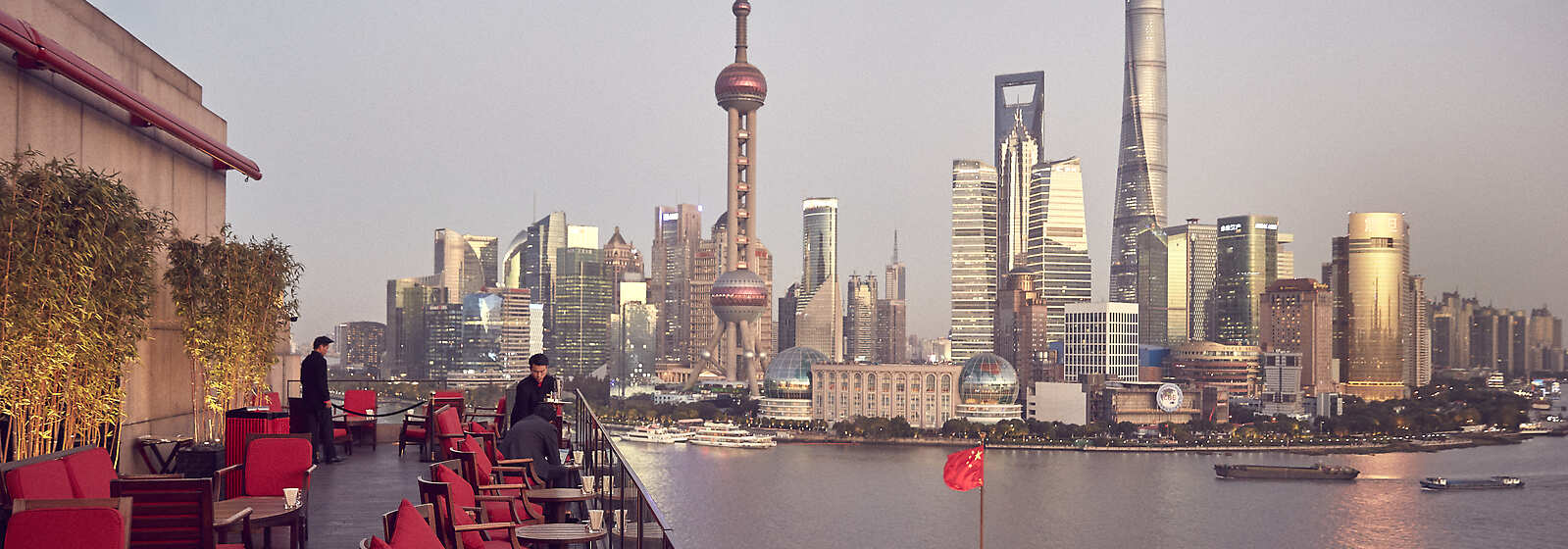 Sweeping panoramic views over Shanghai, the U-shape design offers 270-degree experience of the dazzling view of the river