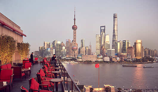 Sweeping panoramic views over Shanghai, the U-shape design offers 270-degree experience of the dazzling view of the river