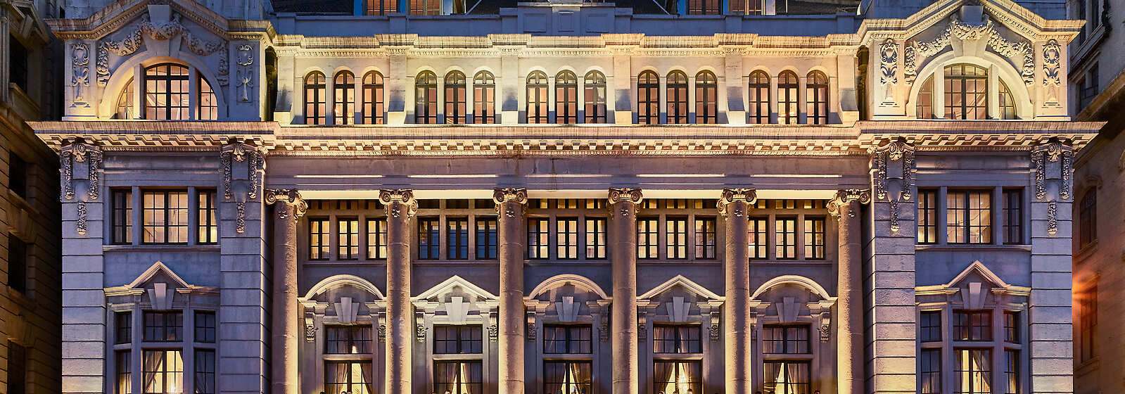 Waldorf Astoria Shanghai on the Bund is located in the heart of the Bund, a city boulevard that runs alongside the Huangpu River. 