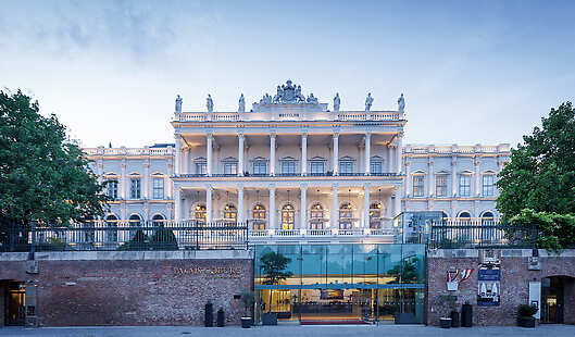 Palais Coburg Exterior