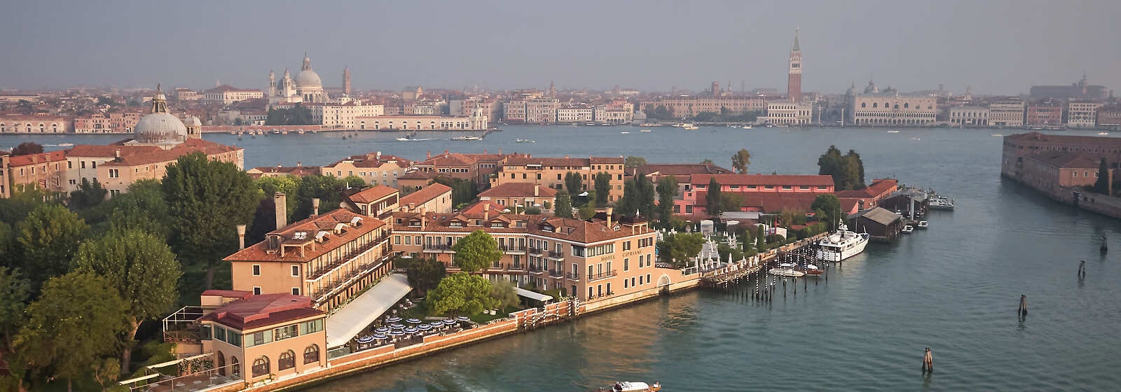 Westin Europa \u0026 Regina Hotel on the Grand canal in Venice Italy Stock Photo  - Alamy, image size:1600x560