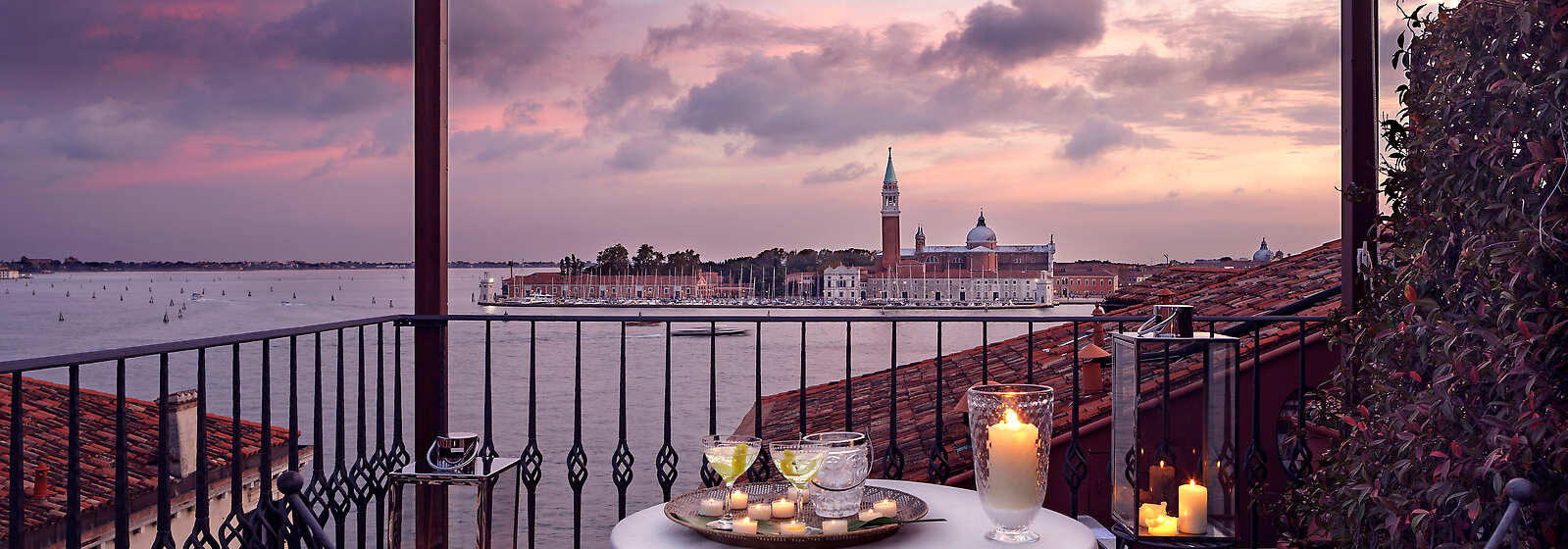 POV your hotel has it’s own indoor canal! Staying true to a Venice-theme  (check my previous TikTok on the hotel!), The Venetian has its own indoor  canal where you can experience a lovely gondola ride ..., image size:1599x560
