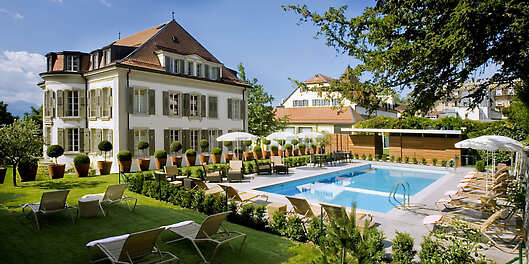 Hotel exterior & swimming pool