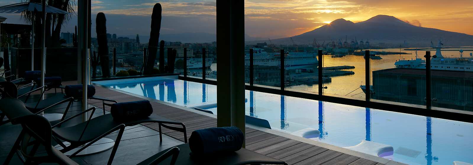The exclusive view over the Bay and the Mt. Vesuvius from our rooftop pool