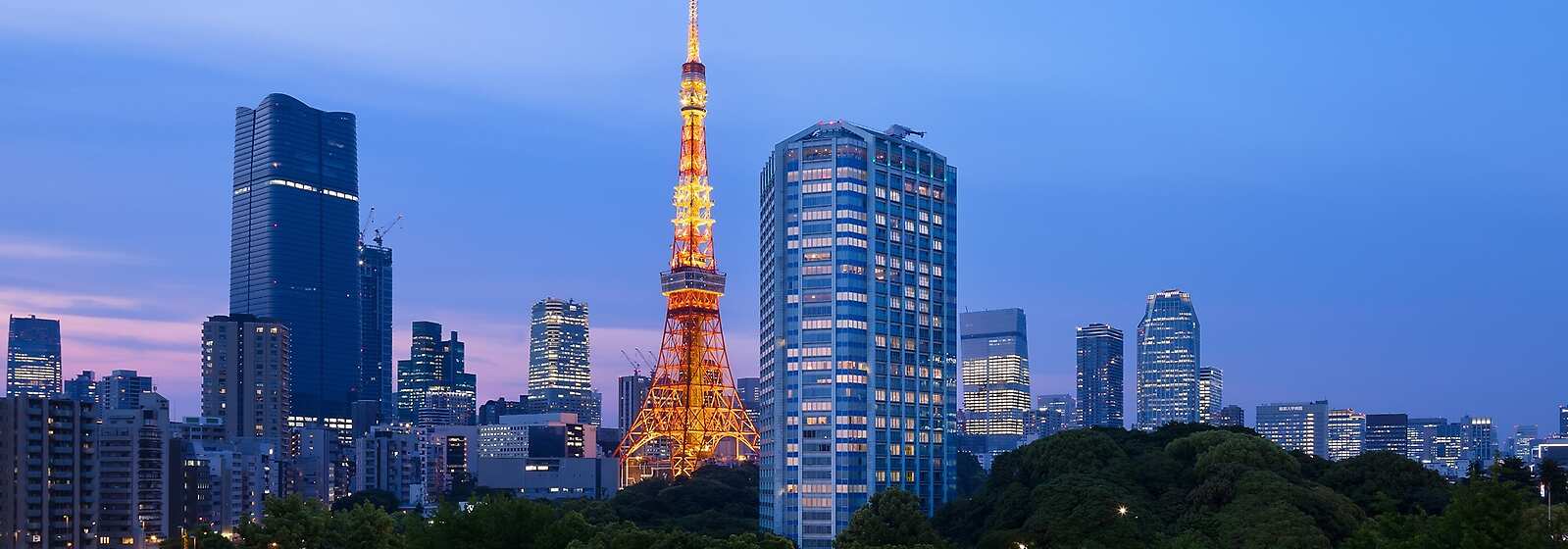 The property is nestled in the natural splendor of Shiba Park, away from the bustle of the metropolis.