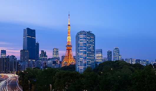 The property is nestled in the natural splendor of Shiba Park, away from the bustle of the metropolis.