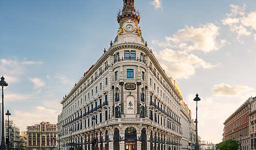 Four Seasons Hotel Madrid is located in the heart of the city, within walking distance of some of the city’s best attractions. 