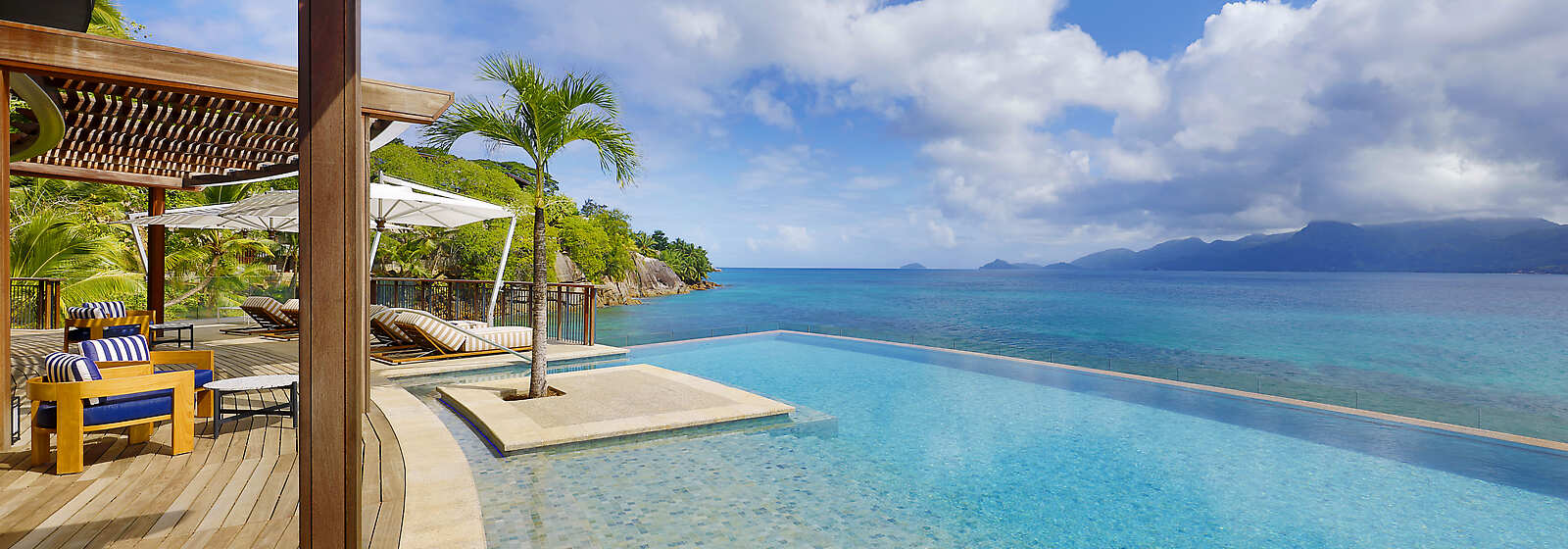 The House pool, infinity pool where it seems to connect to the ocean 