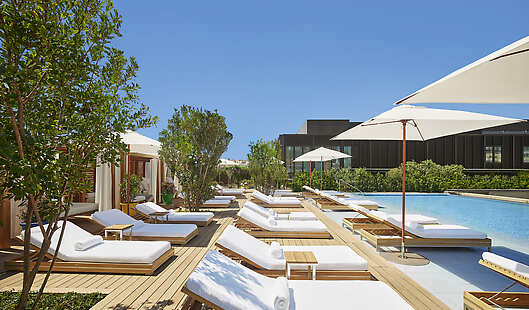 Madrid’s biggest hotel rooftop pool with 25 sunbeds and 5 cabanas.