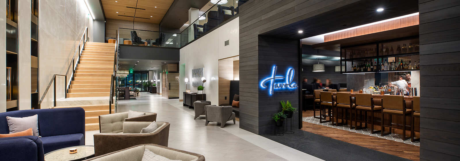 Hotel Lobby and Restaurant, Tavola