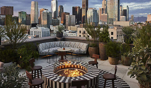 Rooftop restaurant and lounge Cara Cara with Skyline views