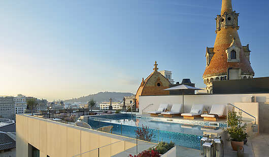 ME Barcelona Swimming-pool and rooftop bar 