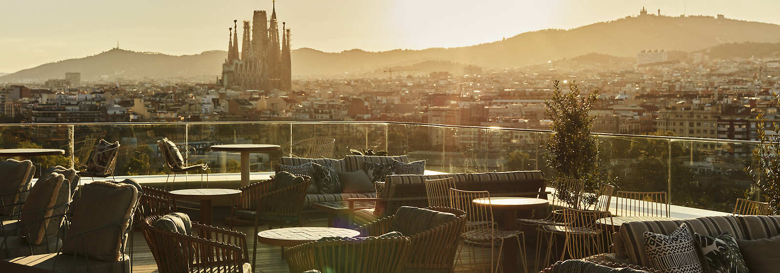 Tope Sunset is our favorite corner in our rooftop. Enjoy the best tacos and margs with amazing views of the Sagrada Familia